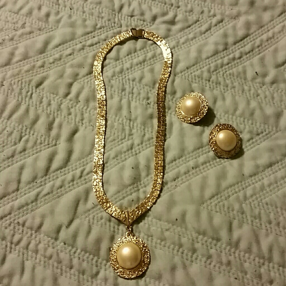 Necklace and earring set